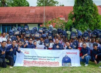 Telkomsel Salurkan Bantuan Tas Sekolah Ke Berbagai Sekolah di Indonesia