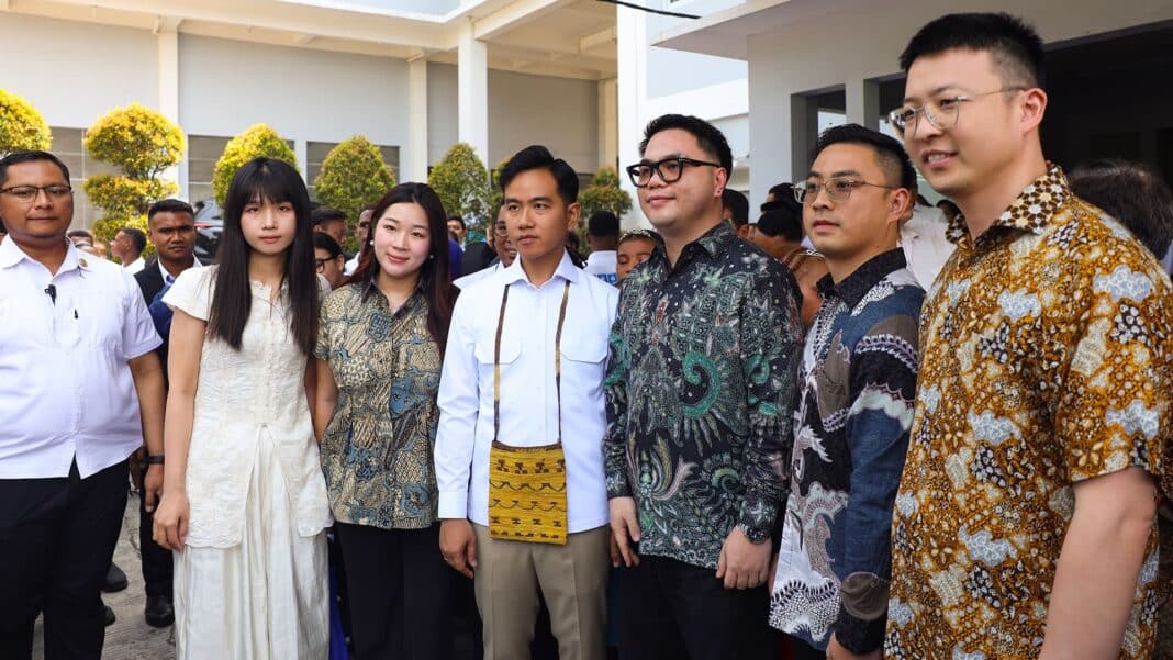 Dari Kiri Ke kanan _ Fina Julita W - PR & Socmed Manager Infinix, Gibran Rakabuming - Wakil Presiden Indonesia, Sergio Ticoalu - SEA Marketing Director Infinix, Abia Wang - Infinix SEA Marketing Director, Tommy X (1)